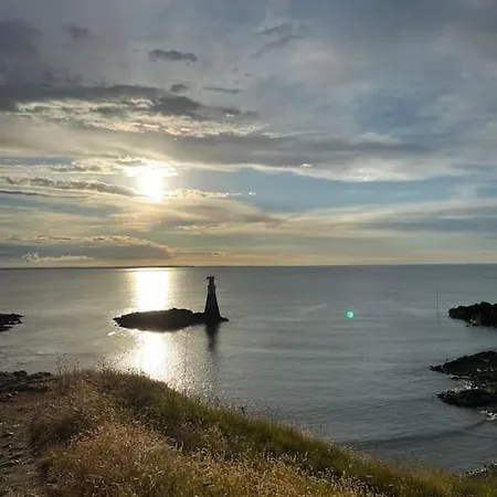 Escale Sur Le Port De Dahouet Avec Vue Sur Pleneuf-Val-Andre